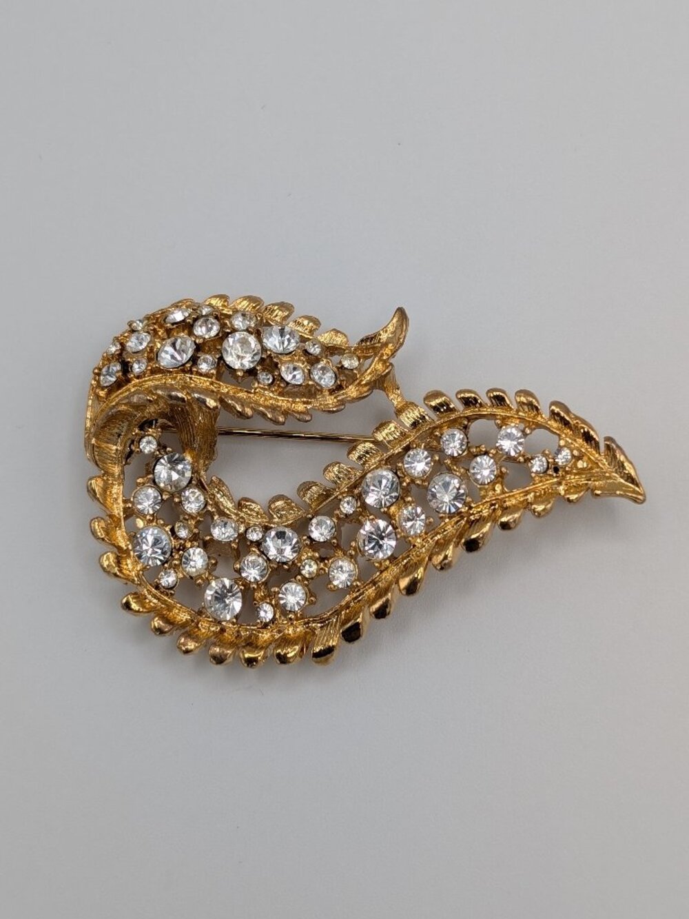 Vintage 1950s Gold Tone Rhinestone Swirl Paisley Leaf Brooch Pin Heavy 22g